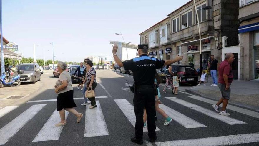 Un agente de la Policía Local de Cambados regula el tráfico en el centro de la villa, ayer.