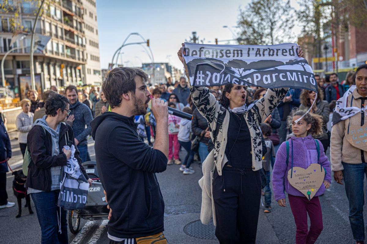 Los vecinos del parque Joan Miró vuelven a pedir que se mantenga la arboleda