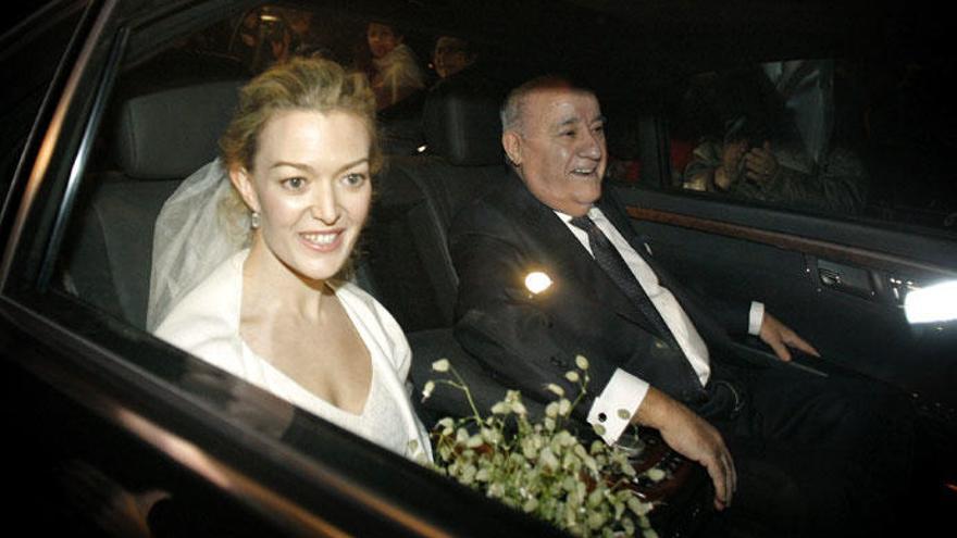 Marta Ortega, junto a su padre, en su primera boda en 2012