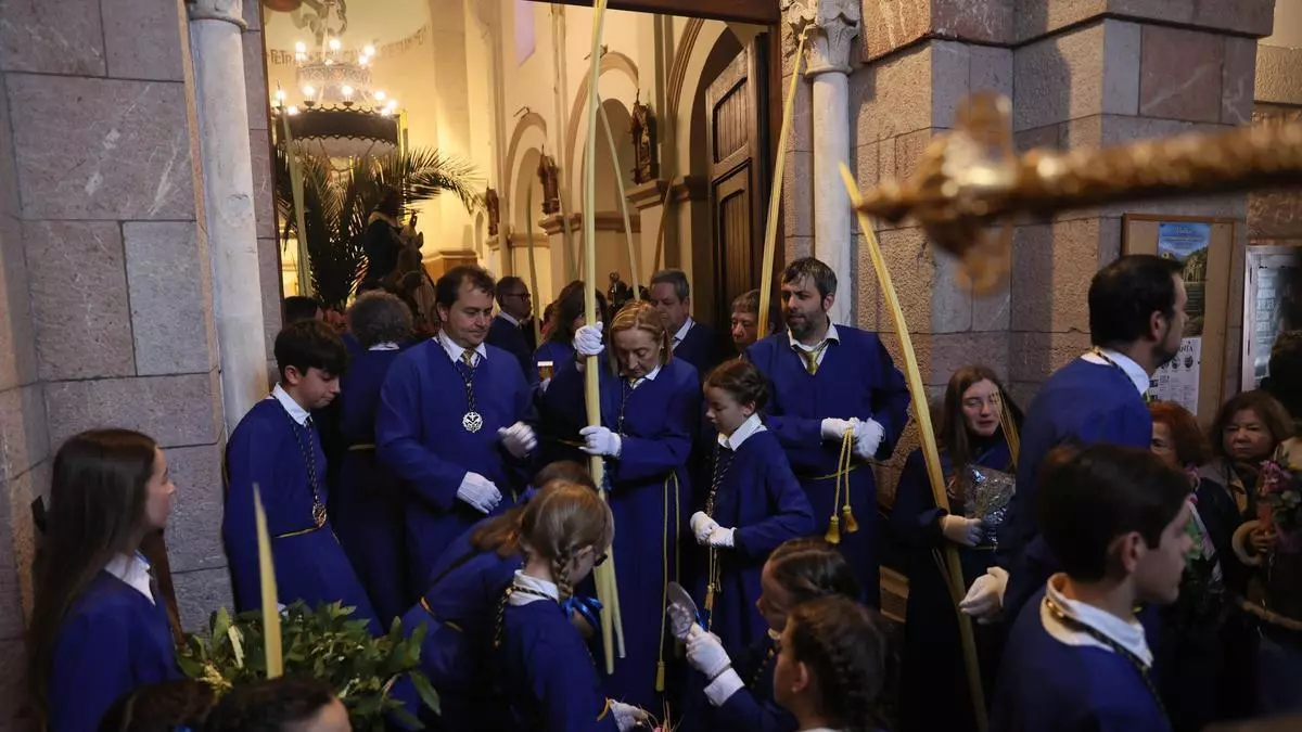 La Borriquilla despeja la lluvia para abrir oficialmente la Semana Santa de Oviedo: "Al final el cielo se ha puesto de nuestra parte"