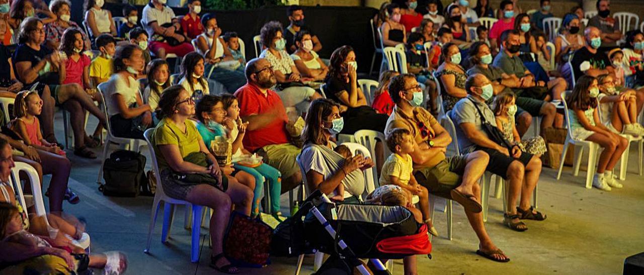 Familias enteras disfrutan del cine al aire libre