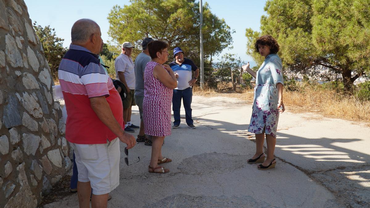 La concejala socialista Rosa del Mar Rodríguez con vecinos en Monte Dorado.