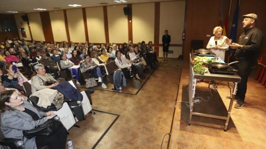 La doctora Lluch no faltó al taller del hospital que incluyó cocina en directo