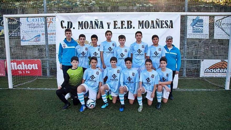 La plantilla infantil A del Moaña, con su equipo técnico, en la presentación de esta campaña.