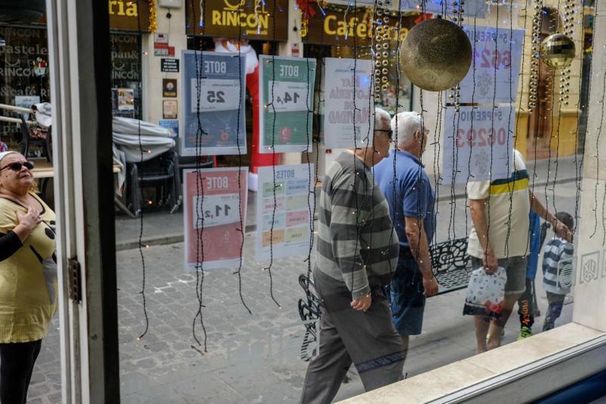 Gáldar. Administración de loterías de Gáldar, calle Capitán Quesada, dos quintos premios.  | 22/12/2019 | Fotógrafo: José Carlos Guerra