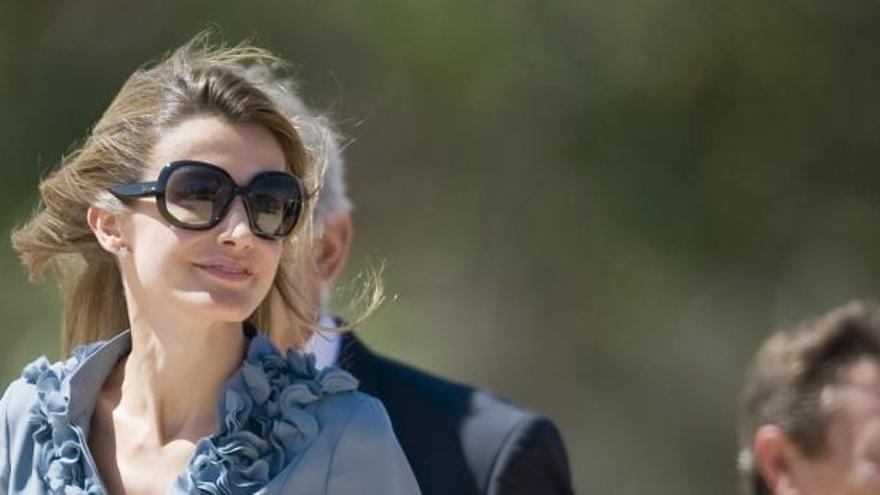 Letizia, con gafas de sol en una visita a Valencia