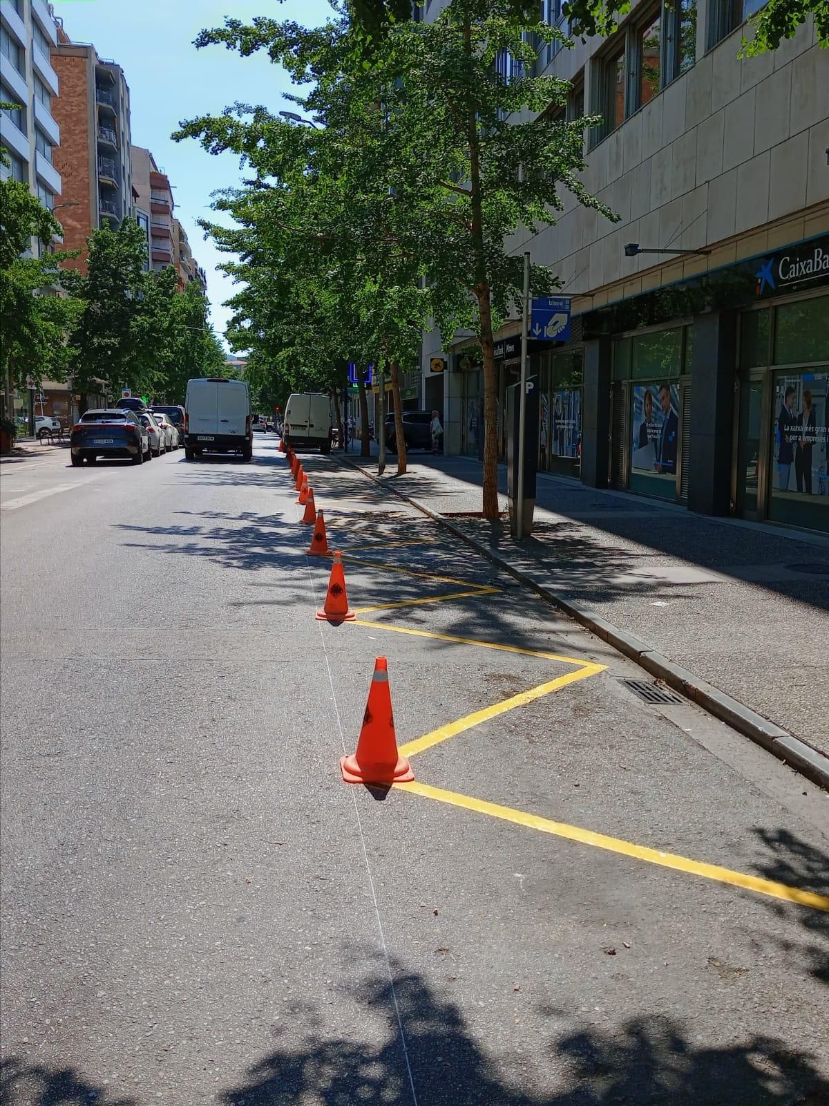 Marcatge d'una zona de càrrega i descàrrega al carrer de la Creu de Girona.
