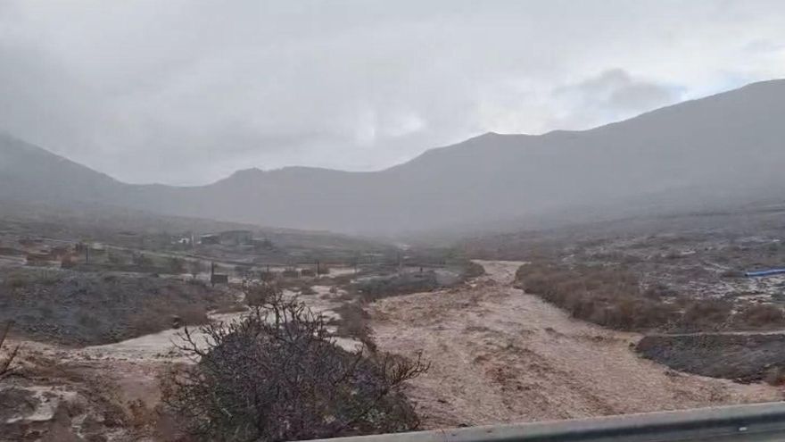 Escorrentías y cortes de carreteras en Ingenio y Fuerteventura por una tromba de agua