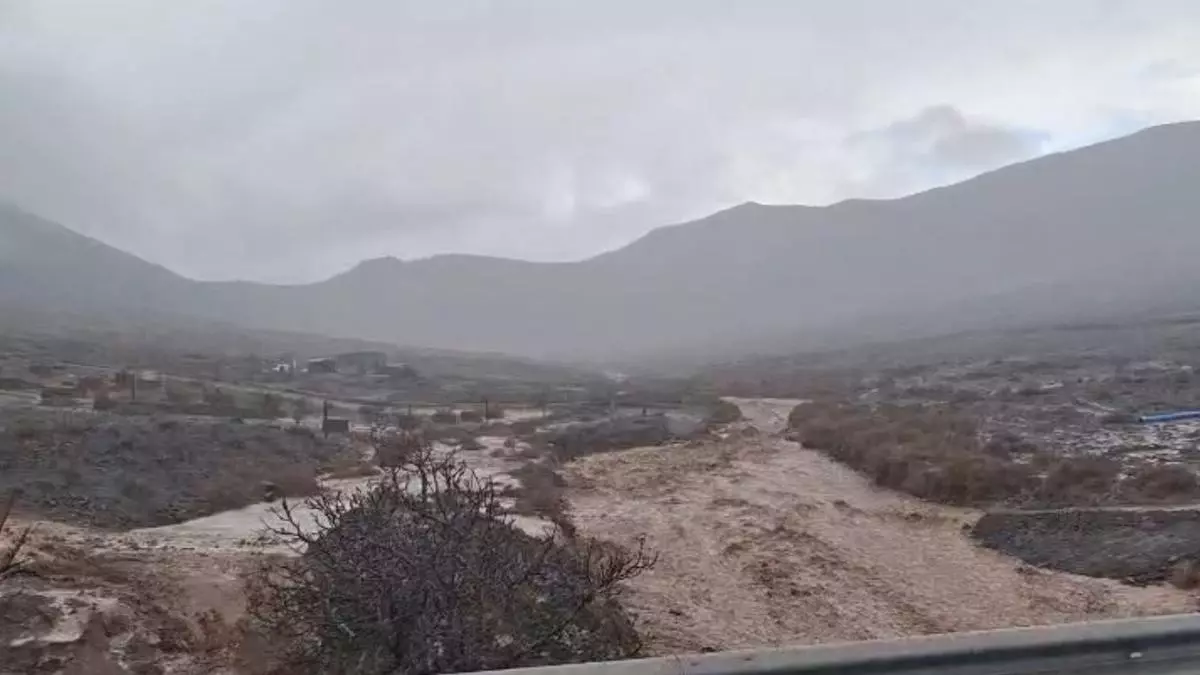 Escorrentías y cortes de carreteras en Ingenio y Fuerteventura por una tromba de agua