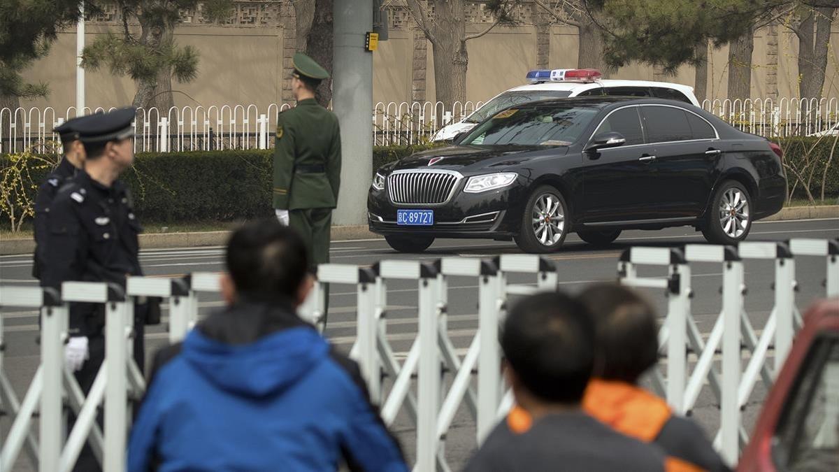 Policías y funcionarios de seguridad montan guardia en una carretera cercana a la residencia oficial para invitados gubernamentales de Diaoyutai, en Pekín, el 27 de marzo.