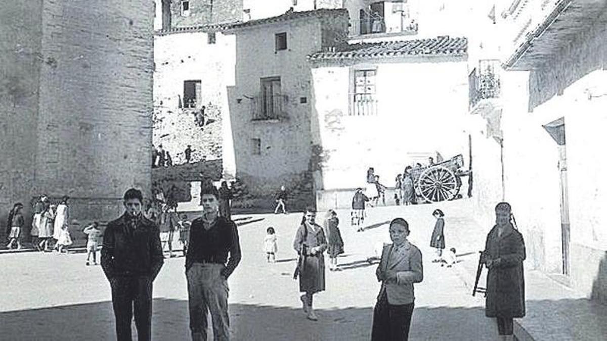 La obra de Inma Font, Mar Navarro, Àngel Font y Nel·lo Navarro está conformada de 400 fotografías de Alfondeguilla, su término municipal y sus habitantes.