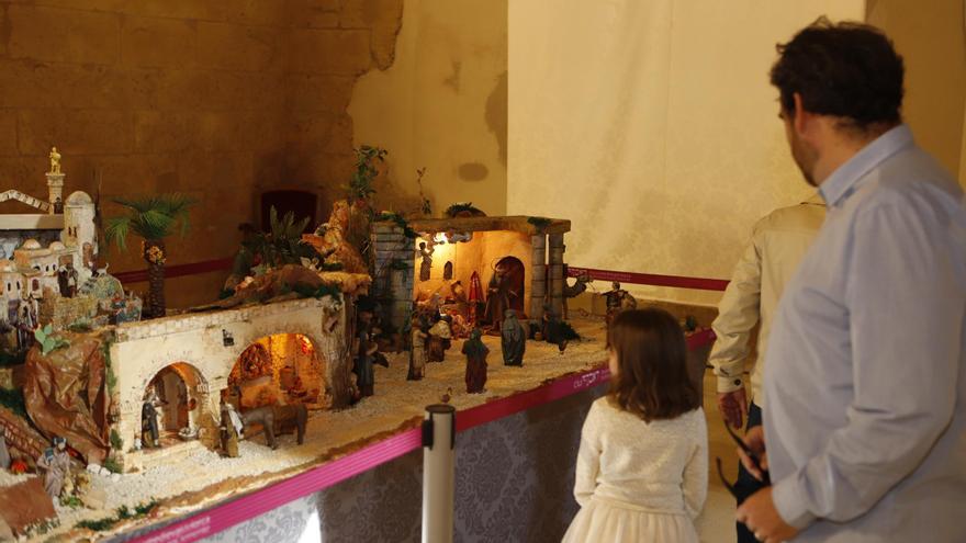 Cerca de 150 figuras llenan de Navidad la antigua iglesia de Santa María de Lorca