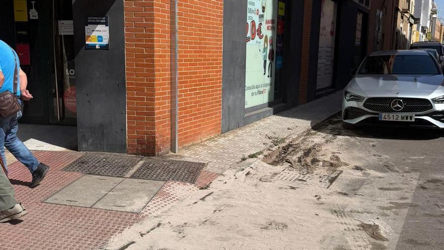 La explosión de un transformador en plena madrugada en la calle Galache Hoyuelos en San Roque alerta a los bomberos