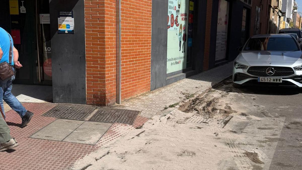 Estado en el que quedó la zona tras la explosión del transformador eléctrico en la calle Galache Hoyuelos de Badajoz.