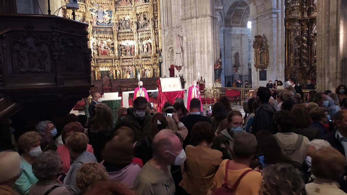 Veneración del Santo Sudario en la catedral de Oviedo.