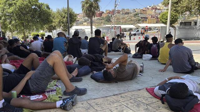 Milers de migrants continuen al carrer  | / EFE