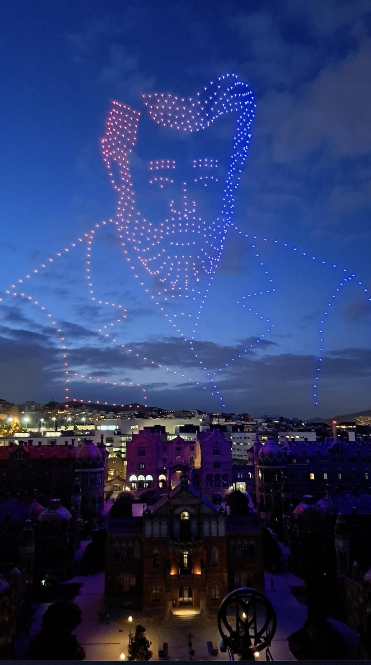 Los drones dibujan la silueta de Gaudí, en una foto tomada desde el recinto modernista el 10 de junio.