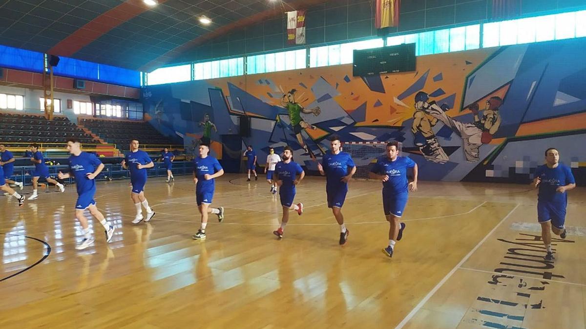 La plantilla del Zamora Rutas del Vino entrena en el Ángel Nieto durante la tarde de ayer. | BM Zamora