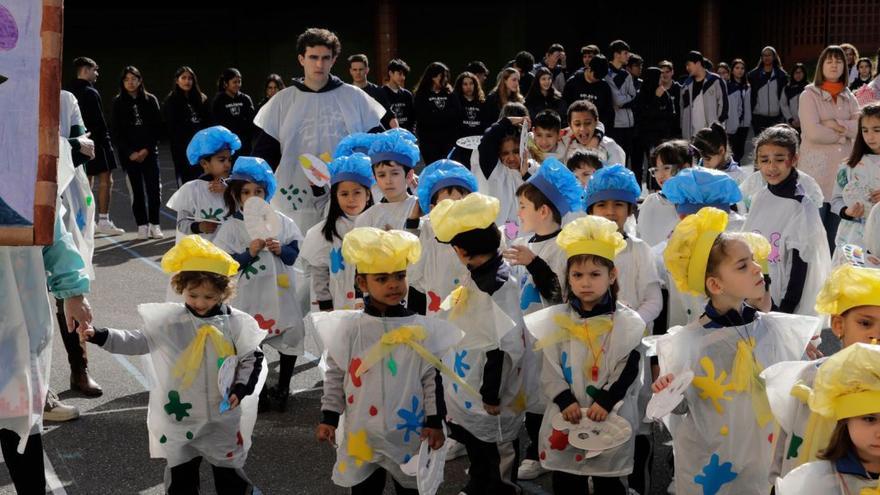 Colorido y numeroso Carnaval callejero de los alumnos de los colegios Nazaret y Villafría