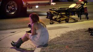 Una mujer en el escenario del tiroteo masivo de 2017 en Las Vegas, un ataque que dejó 59 muertos.