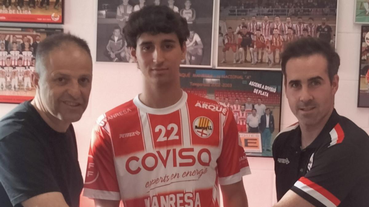 Eudald Ripollès, entre el director esportiu, Àngel Català, i el nou tècnic, Xavier Santaella, Santa