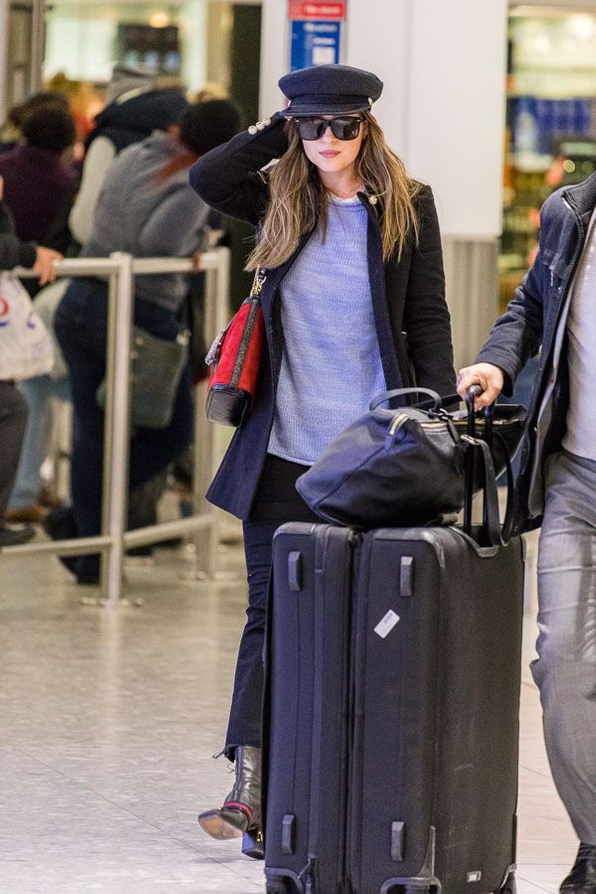 Dakota Johnson en el aeropuerto con jersey y pantalones negros