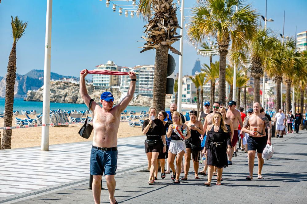 Estea es la situación en Benidorm: playas cerradas, turistas comprando alcohol y grandes colas esperando a los buses