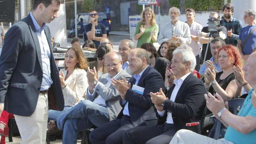 Leiceaga, sentado junto a Abel Losada, y Gonzalo Caballero, de pie, durante un acto ayer en Santiago.