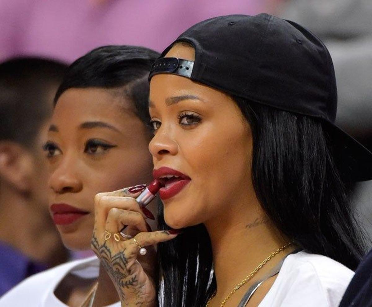 Rihanna se retoca mientras ve el baloncesto