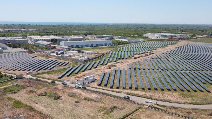 El primer gran parque solar urbano de Castellón comienza a generar energía limpia