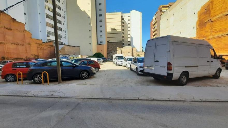 El aparcamiento del descampado en Cristóbal Amorós de Villena.