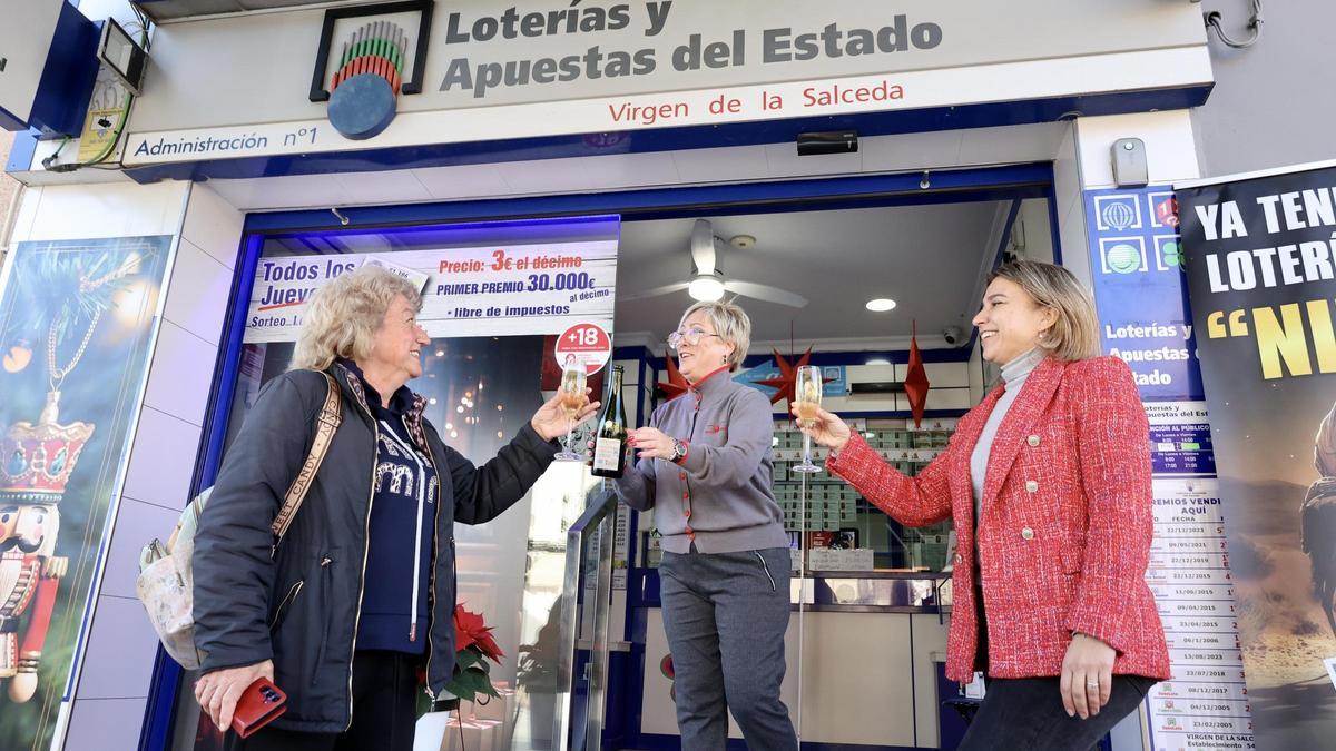 Tres mujeres brindan en la puerta de la administración de Las Torres que ha repartido un millón y medio en el sorteo.