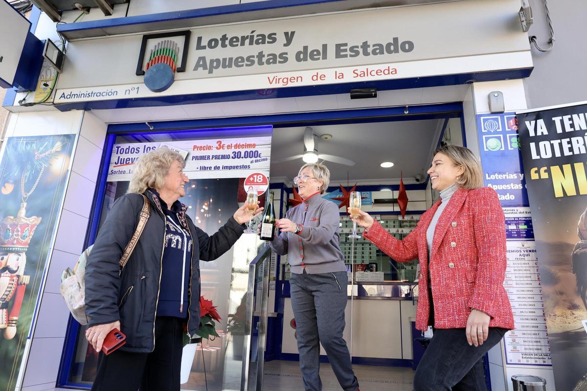 Tres mujeres brindan en la puerta de la administración de Las Torres que ha repartido un millón y medio en el sorteo.