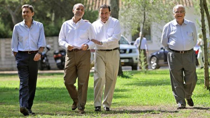 Francisco Camps bromea con Gerardo Camps, acompañado por los vicepresidentes primero y tercero, Vicente Rambla y Juan Cotino antes del inicio de la reunión que han mantenido este mediodía en El Saler.