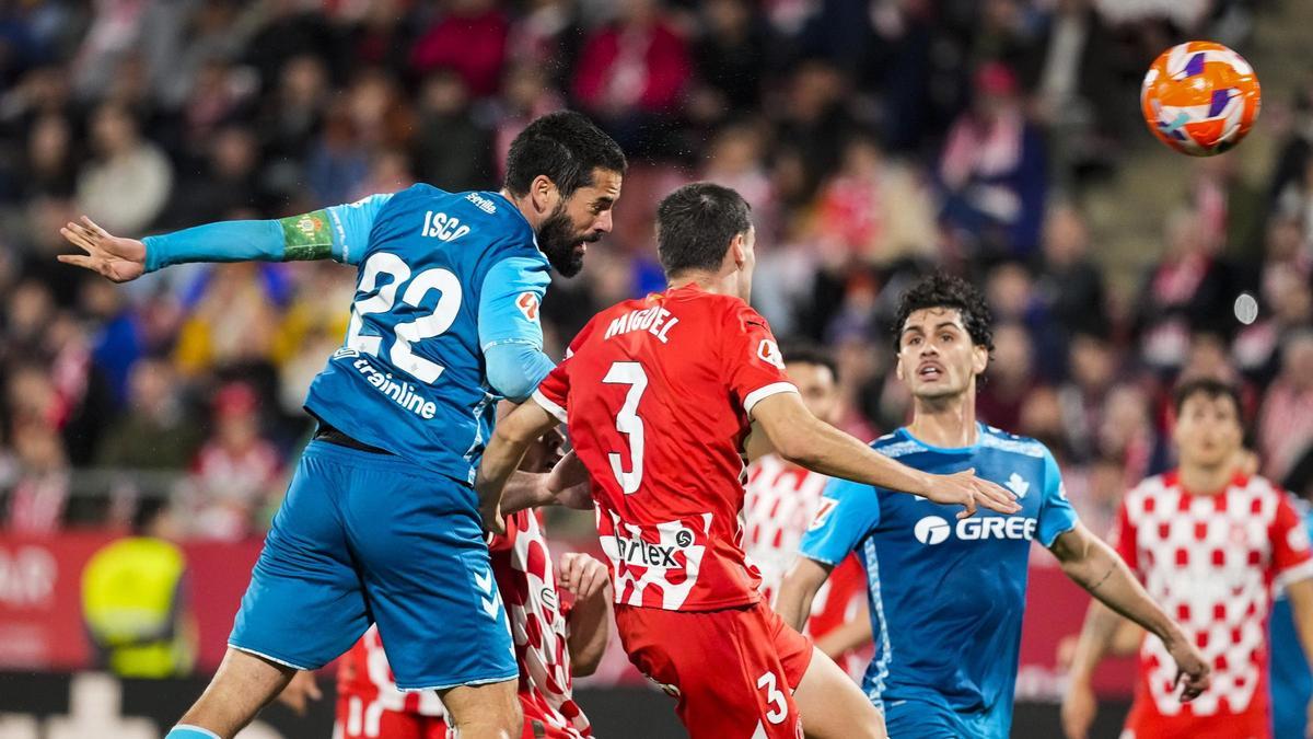 Isco se adelanta a Miguel para cabecear el 0-3 del Betis al Girona en la primera parte del duelo de Montilivi.