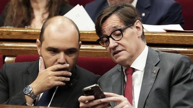 El president de la Generalitat, Salvador Illa, i el conseller de Presidència, Albert Dalmau, al Parlament.