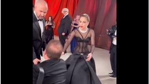 Captura del instante en el que Lady Gaga ayuda a un fotógrafo caído en los Oscars 2023.