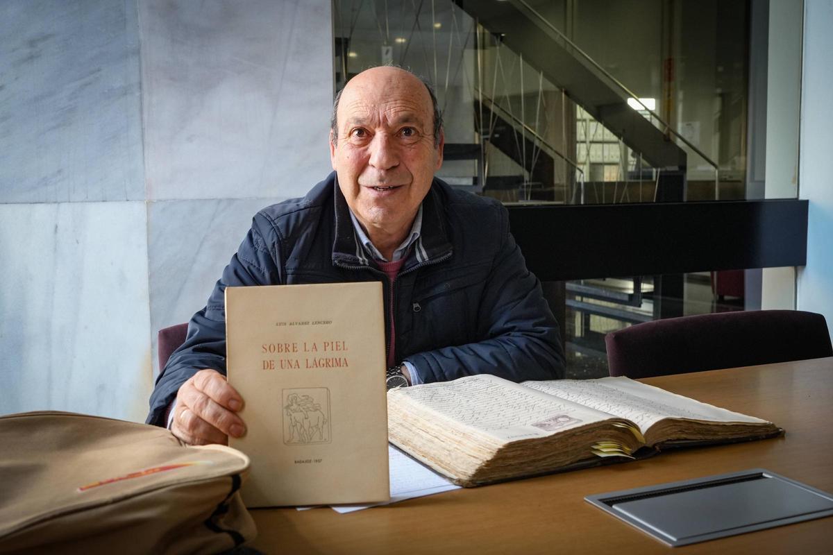 Miguel Ángel Rodríguez Plaza con un ejemplar de un libro de Álvarez Lencero de 1957.