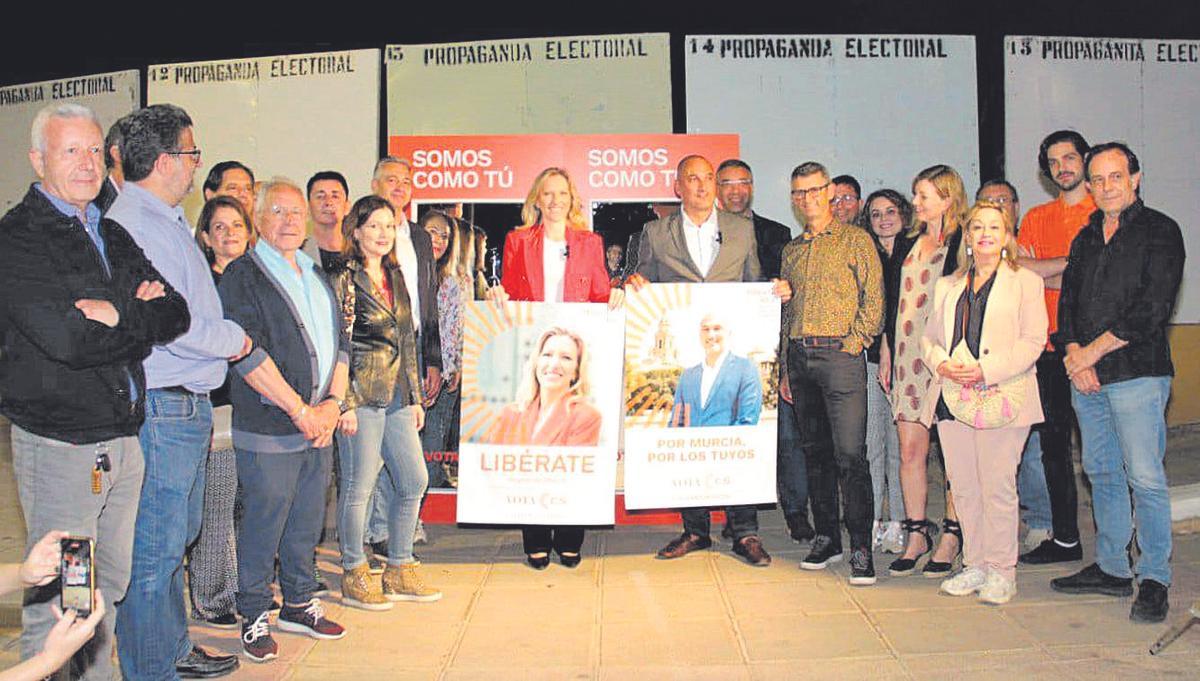 María José Ros y Pedro García Rex en la pegada de carteles.