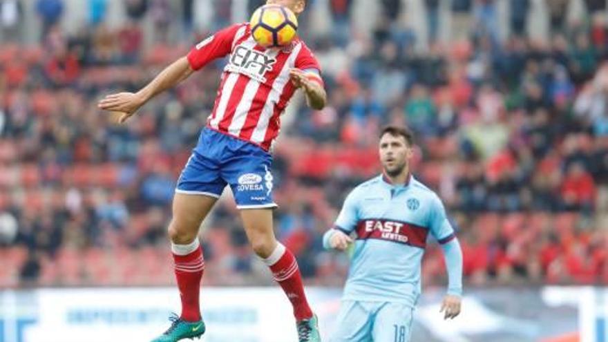 Àlex Granell s&#039;enlaira per aturar una pilota amb el pit davant l&#039;atenta mirada de Víctor Casadesús, jugador del Llevant.