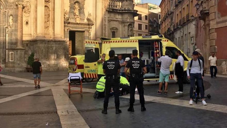 Una ambulancia de la UME atiende a una persona en plena Plaza Belluga.