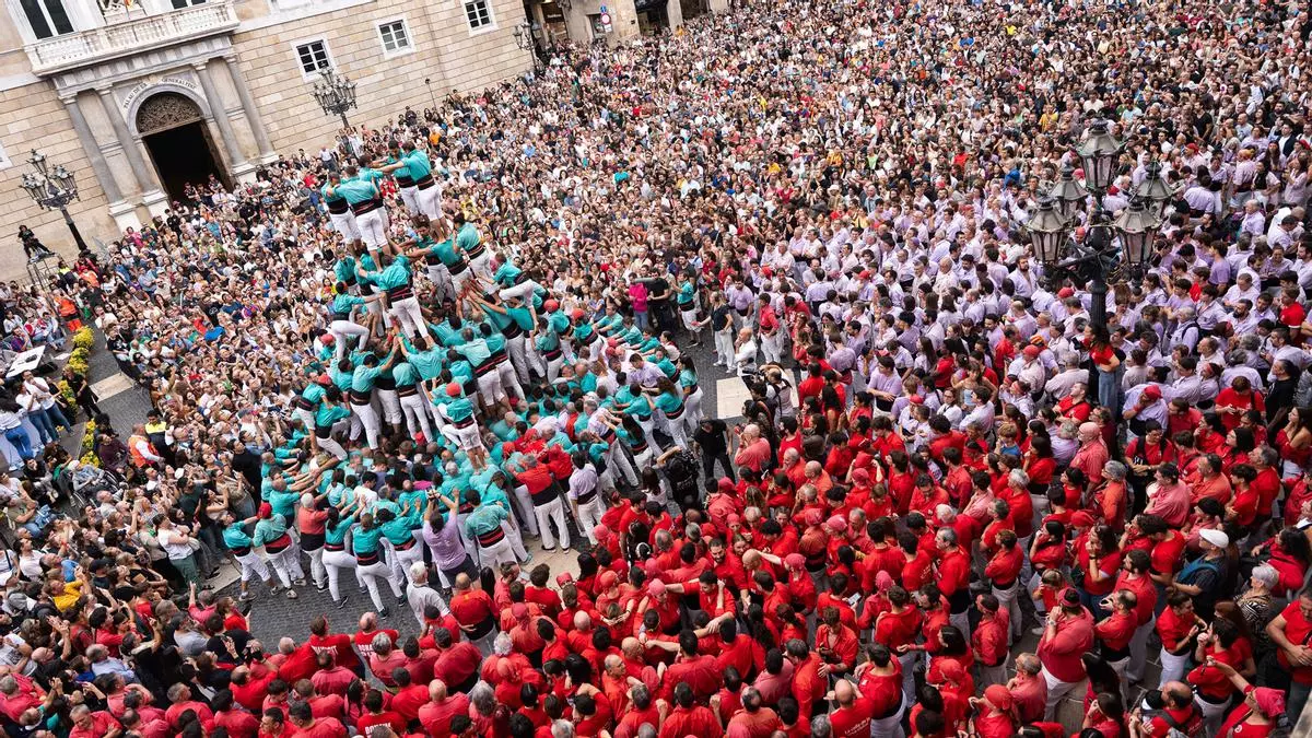 La plaza Sant Jaume vibra con una exhibición de castells de gama extra en una jornada histórica