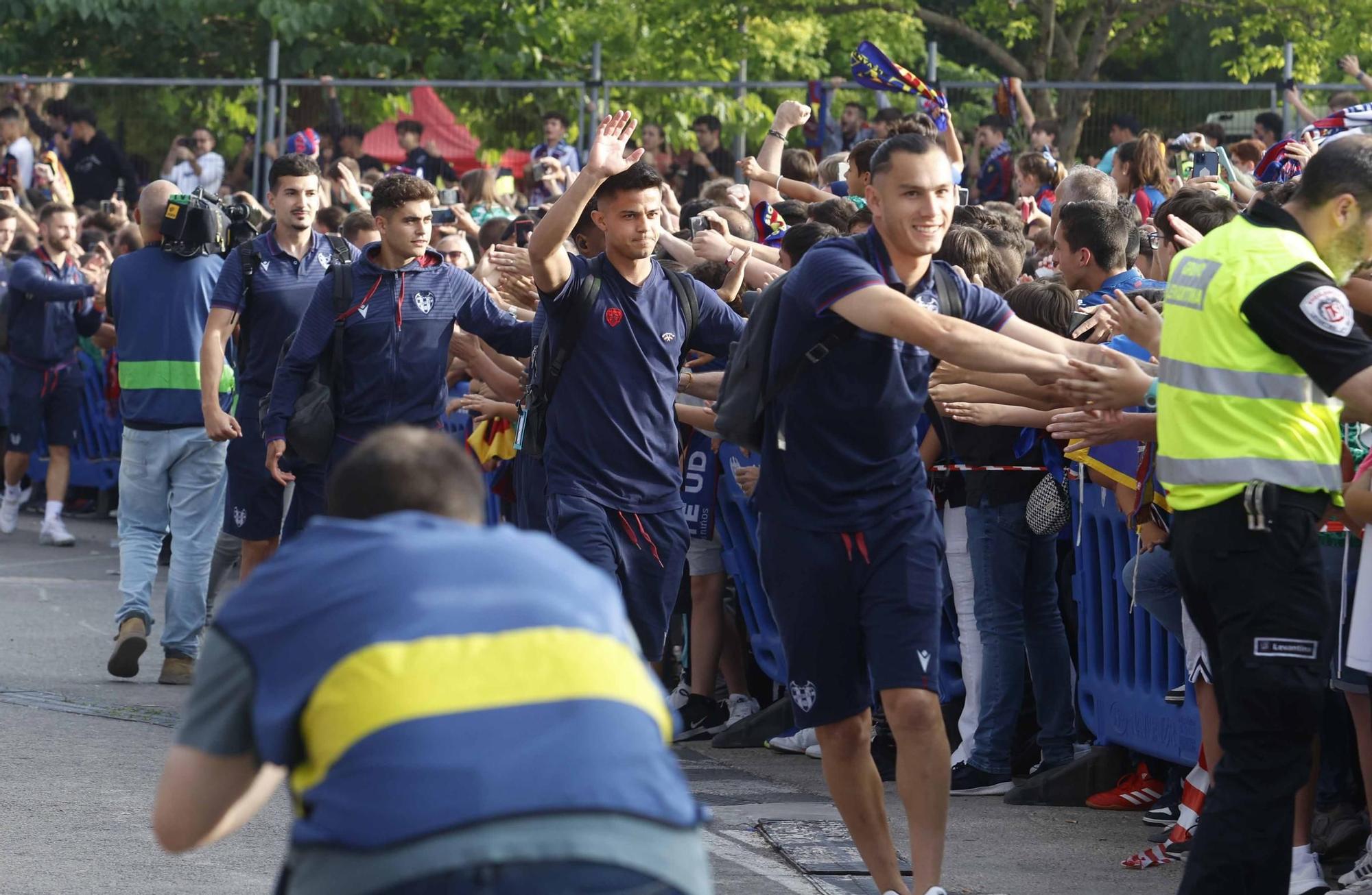 Recibimiento de la afición levantinista al equipo