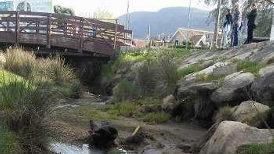 La desembocadura del Groba, teñida de blanco.