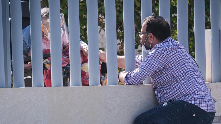 Un familiar visita a un mayor de una residencia de Valencia.