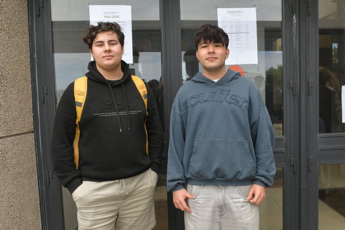Daniel Carrecedo y Alejandro, estudiantes de Compañía de María en la primera jornada de la PAU