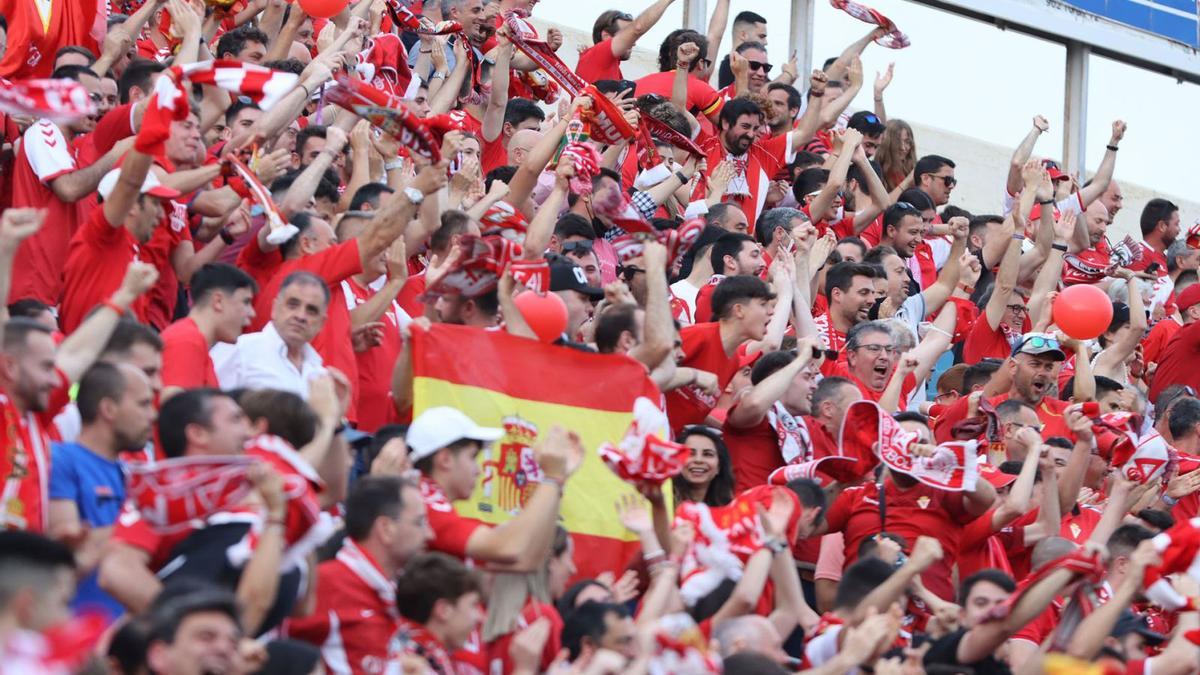 Aficionados del Real Murcia celebran el gol de Andrés Carrasco que le daba el pase a la final del play off contra el Rayo Cantabria. | PEPE VALERO