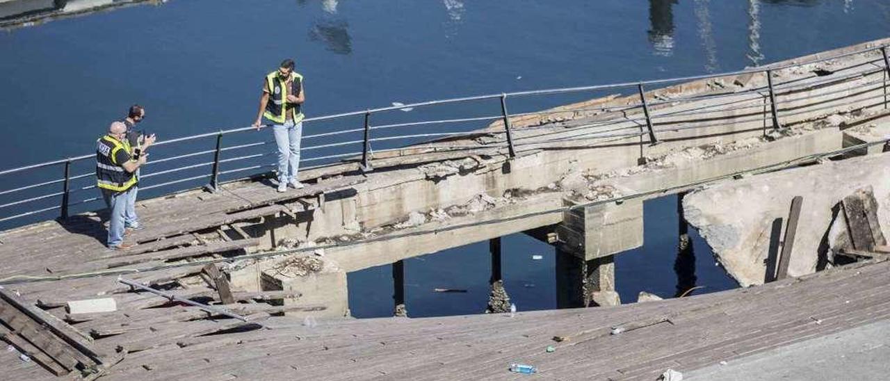 Agentes de la Policía Científica revisaban el hormigón hundido el día después del derrumbe, en agosto de 2018. // Cristina Graña