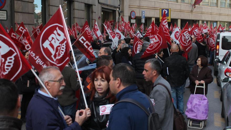 Un momento de la protesta de ayer, a las puertas de la CROEM.