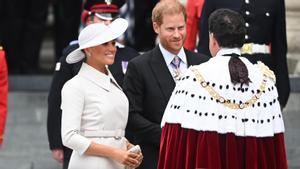 Meghan Markle, con un conjunto de Dior, junto a Enrique, durante el Jubileo de Platino de Isabel II, en Londres, el 3 de junio de 2022.